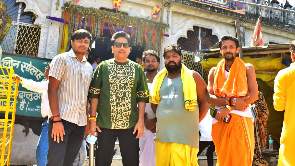 तारक मेहता फेम शैलेश लोढ़ा ने मां दिउड़ी मंदिर में टेका मत्था, लिया माता का आशीर्वाद