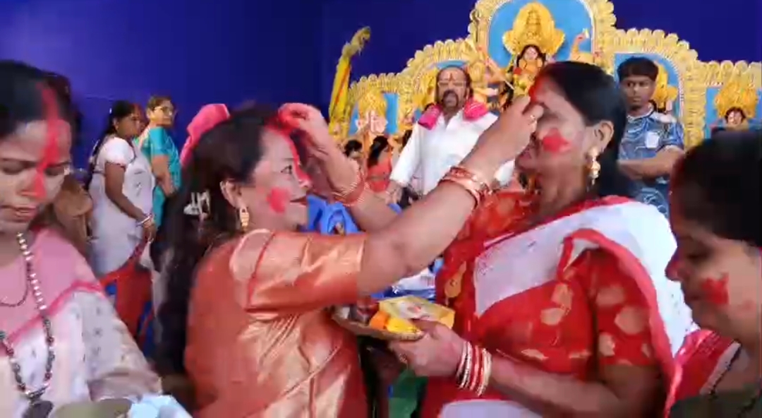 जमशेदपुर में सिंदूर खेला के साथ मां दुर्गा को दी गई विदाई, नम आंखों से बोलीं महिलाएं- अगले बरस फिर आना