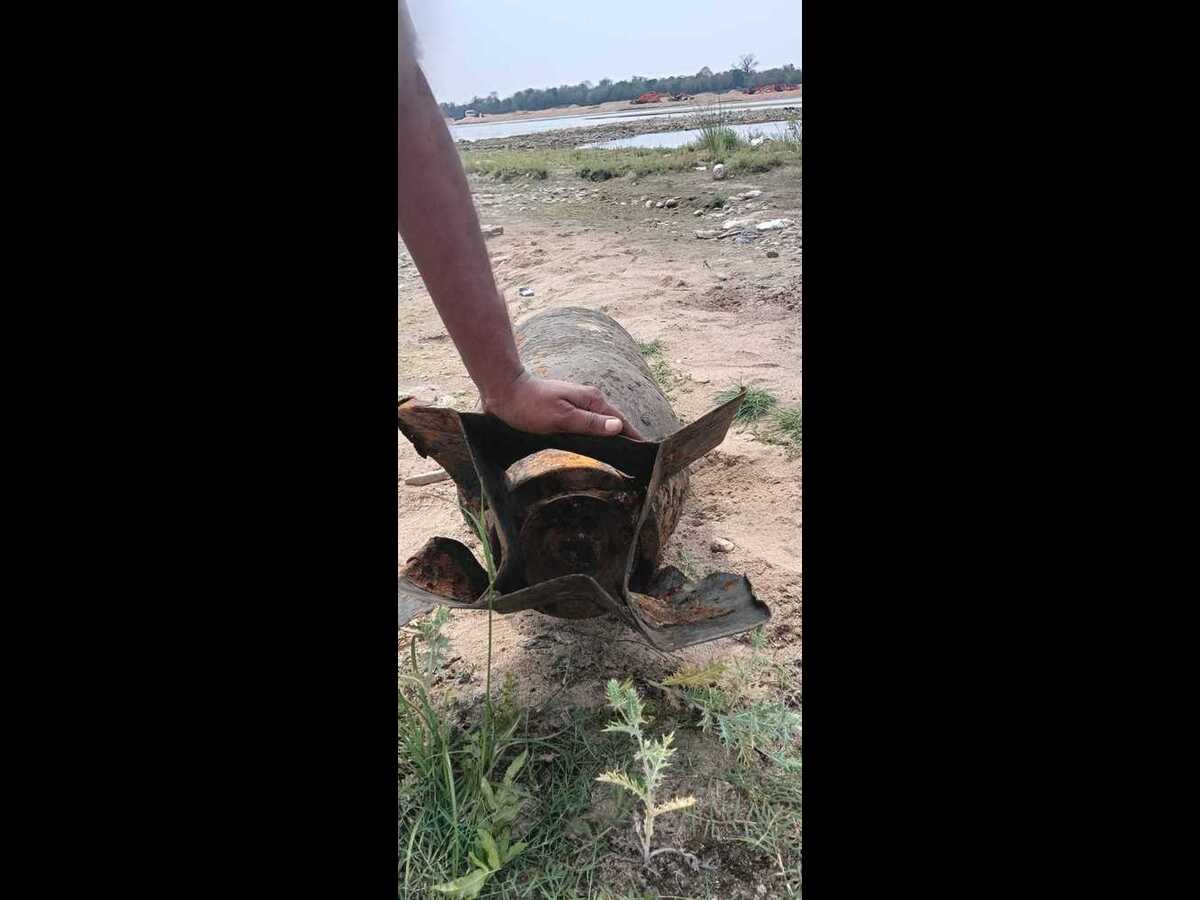स्वर्णरेखा नदी में अवैध बालू खुदाई के दौरान मिली विशालकाय लोहे की वस्तु,जाने क्या है मामला?