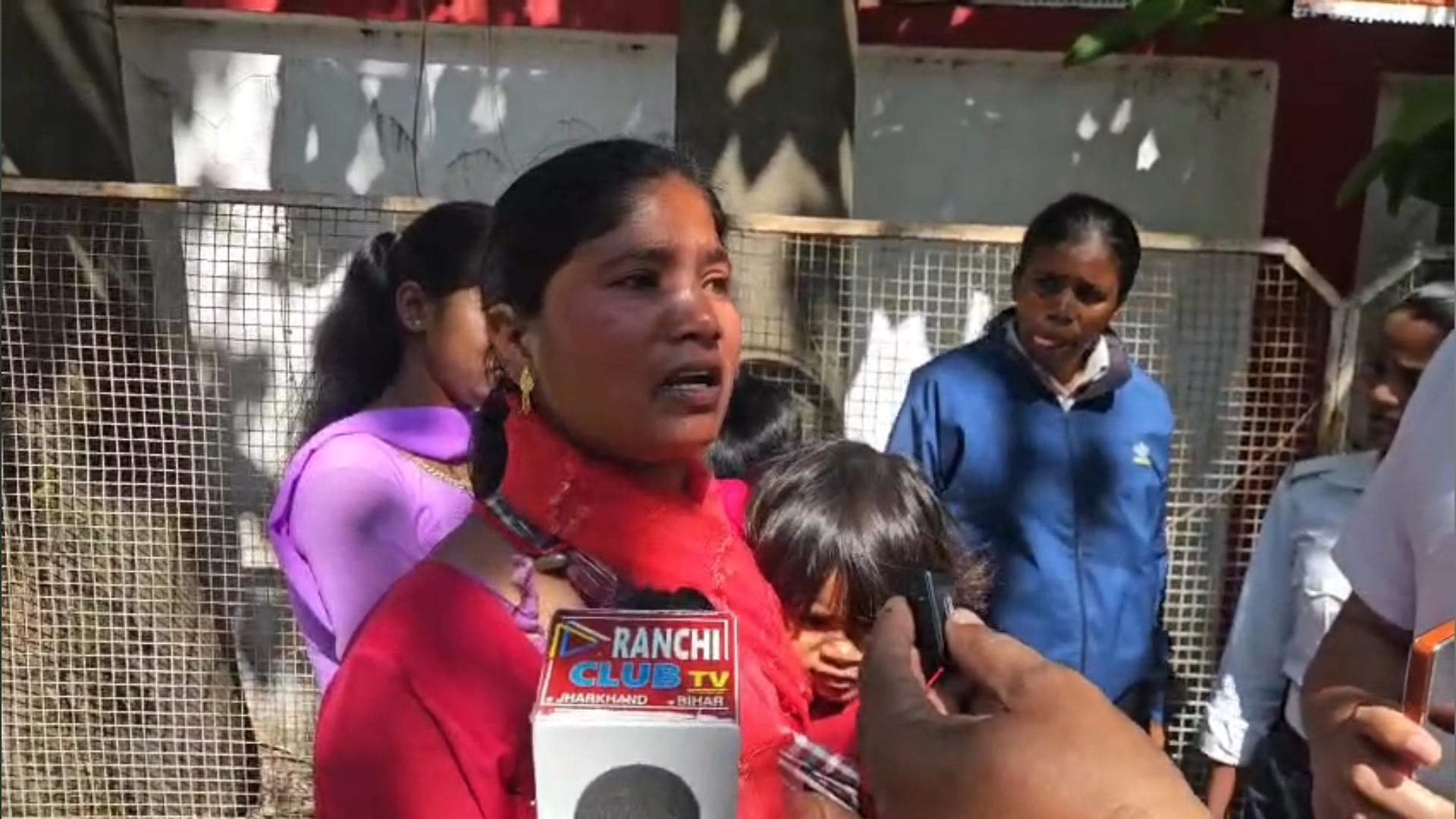 रांची में 4 बच्चों के साथ SSP आवास पहुंची महिला, आत्मदाह की चेतावनी; एक साल से लापता बच्चे का सुराग नहीं