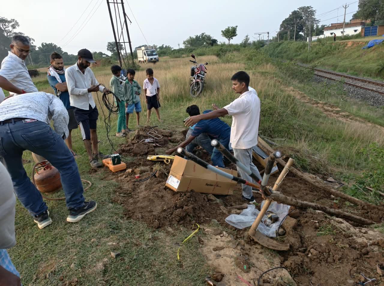जमुआ: रेलवे क्रॉसिंग के पास बिजली तार में शॉट, दिनभर ठप रही आपूर्ति