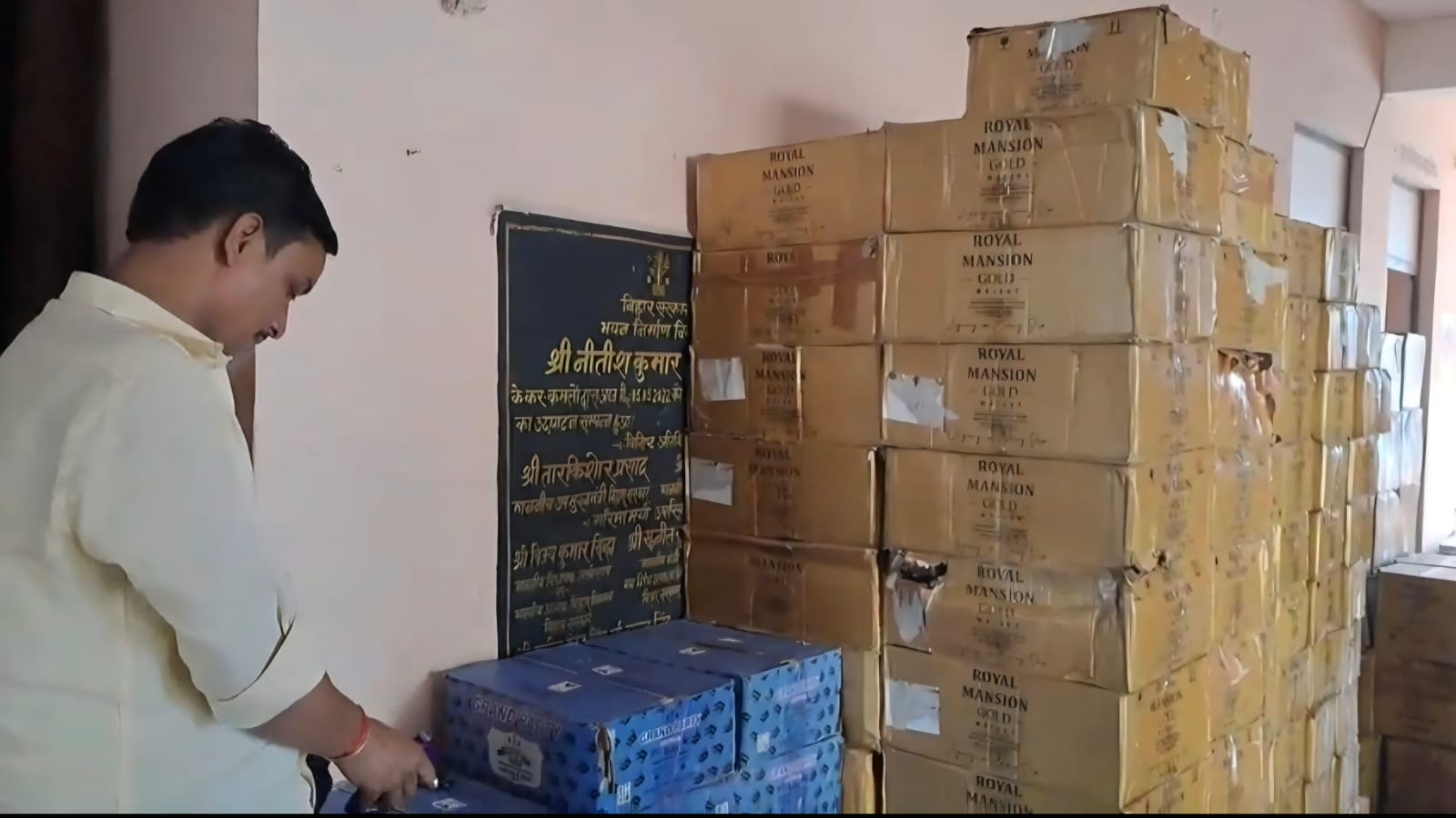डाक पार्सल की आड़ में शराब तस्करी का बड़ा खेल, लखीसराय में 241 कार्टन विदेशी शराब बरामद