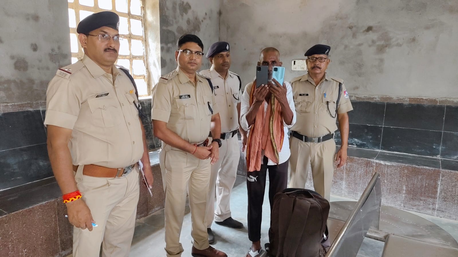 तीनपहाड़ स्टेशन पर चोरी के दो महंगे मोबाइल के साथ गोड्डा का शातिर चोर गिरफ्तार, आरपीएफ ने भेजा जीआरपी
