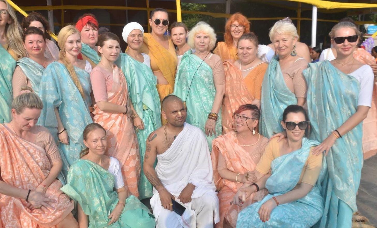 पितृपक्ष में सनातन आस्था का वैश्विक संगम, 22 विदेशी श्रद्धालुओं ने देवघाट पर किया पिंडदान
