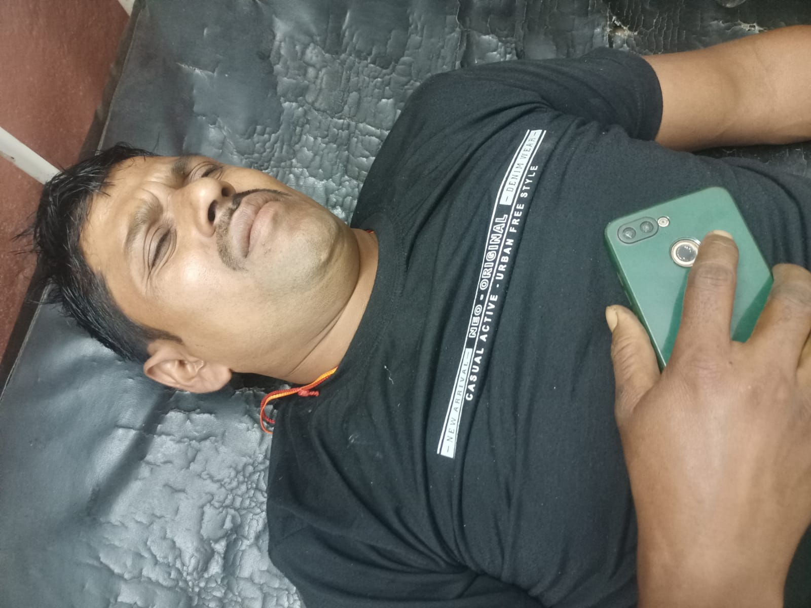 बालूमाथ में सड़क पर अचानक आई गाय, बाइक से गिरकर युवक गंभीर रूप से घायल; रिम्स रेफर