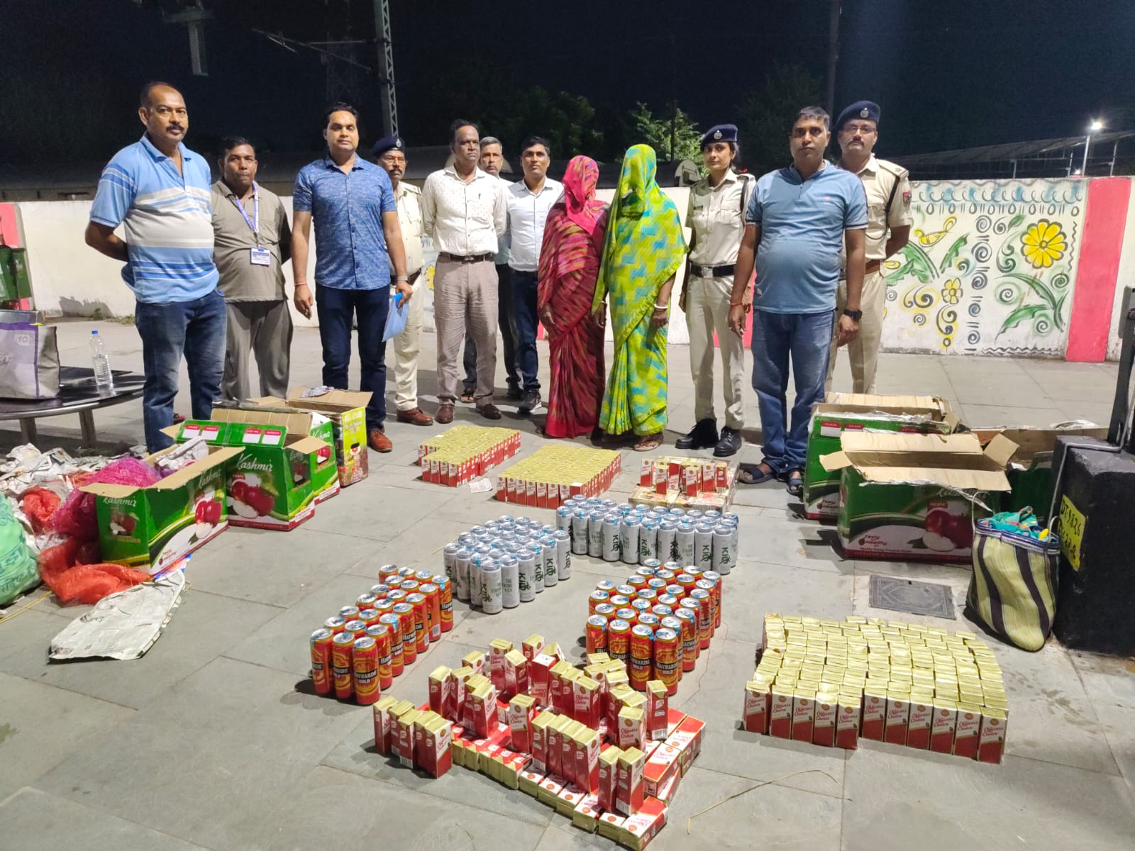 मालदा टाउन स्टेशन पर 146.70 लीटर विदेशी शराब बरामद, दो महिला कैरियर गिरफ्तार