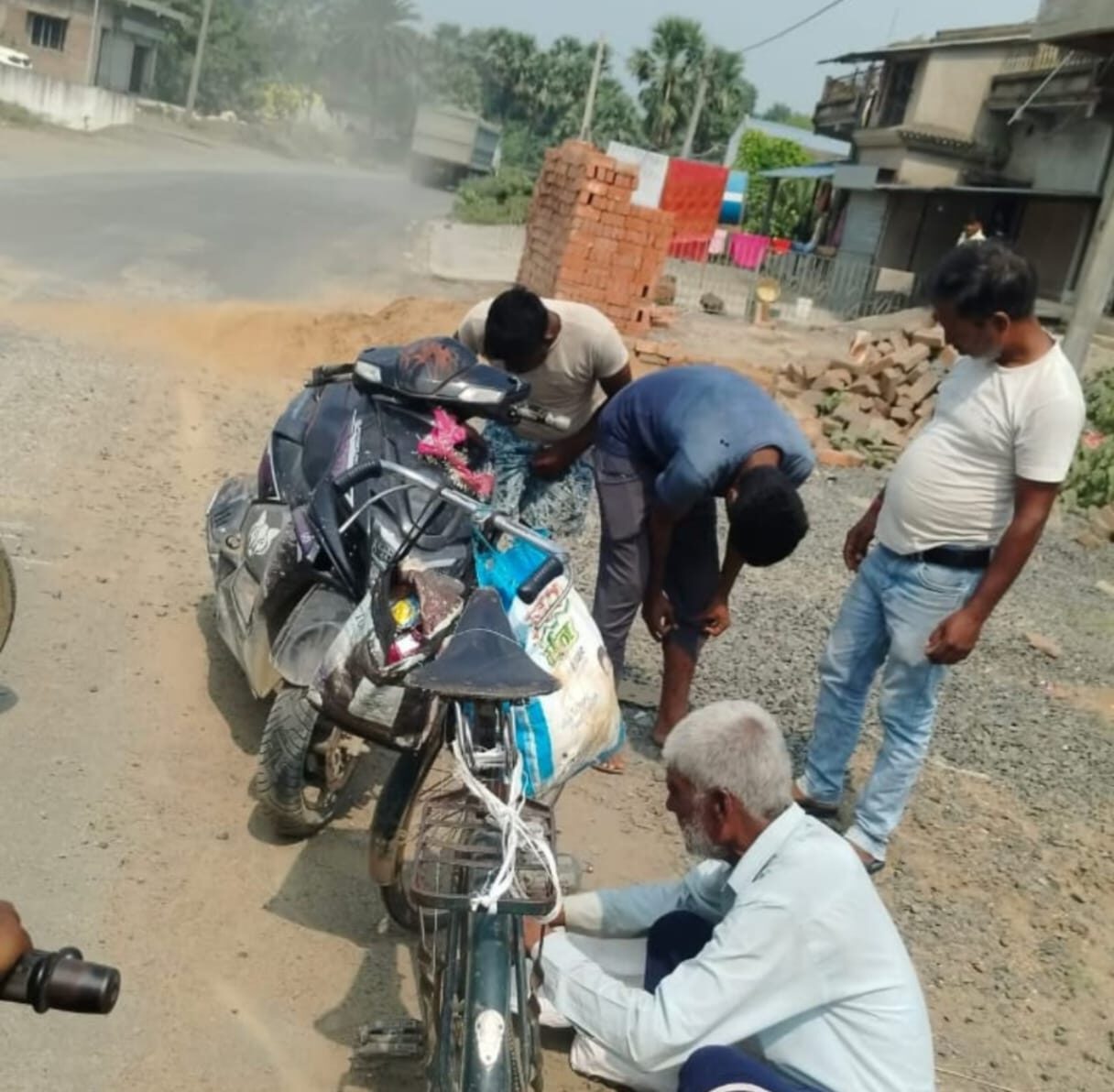 सड़क पर बेतरतीब निर्माण सामग्री बनी जानलेवा, बाइक फिसलने से वृद्ध समेत दो गंभीर रूप से घायल