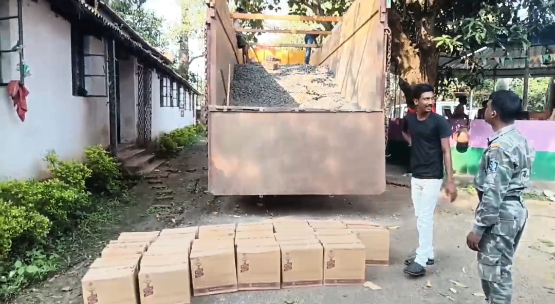 दुमका-रामपुरहाट मार्ग पर अवैध शराब की बड़ी खेप बरामद, गिट्टी के नीचे छिपाकर बिहार ले जाई जा रही थीं बोतलें