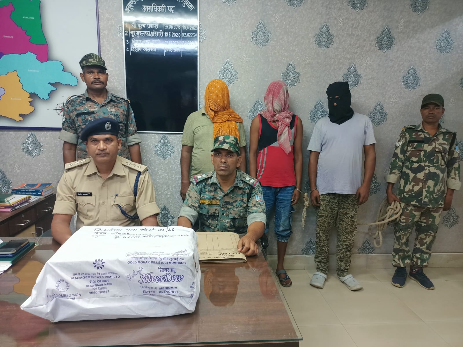 शिकारीपाड़ा में गिट्टी लदे ट्रक से 13 लाख की अवैध शराब जब्त, तीन तस्कर गिरफ्तार