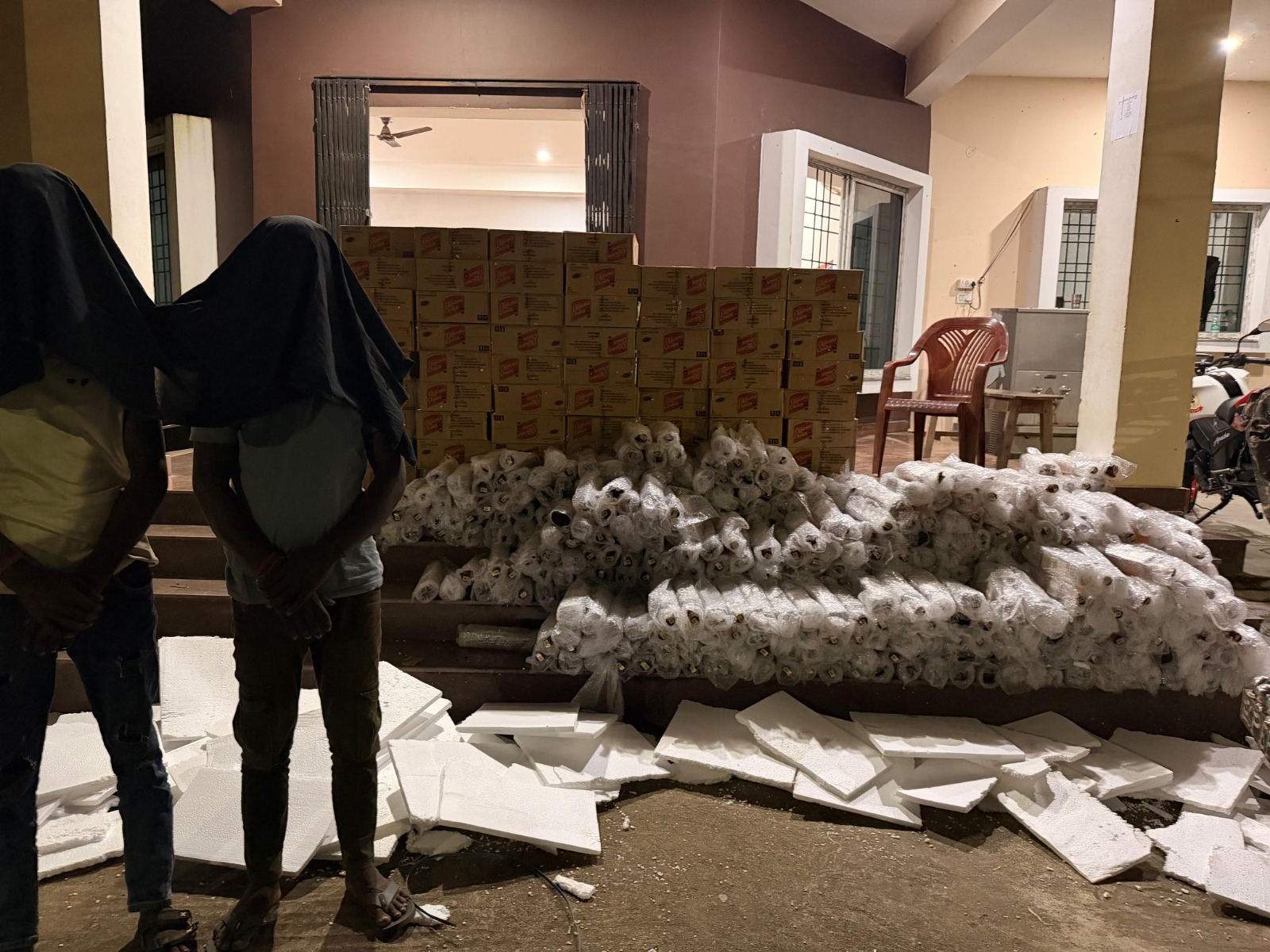 दुर्गा पूजा से पहले दुमका पुलिस की बड़ी कार्रवाई, कपड़ों की बोरियों में छिपाकर ले जाई जा रही 750 लीटर शराब जब्त