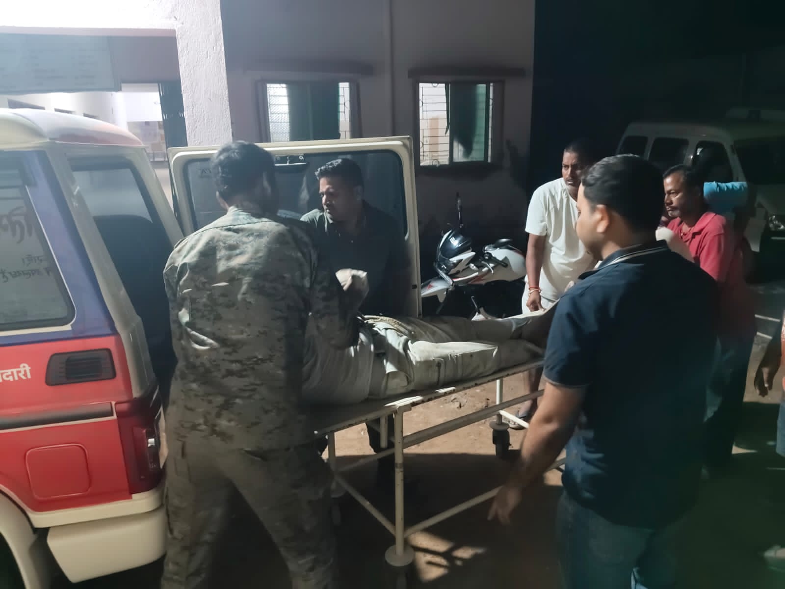 एंबुलेंस का इंतजार नहीं, पुलिस वाहन बना सहारा; थाना प्रभारी ने घायल को पहुंचाया अस्पताल