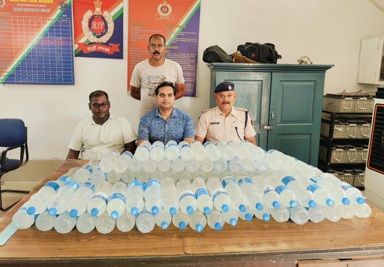 साहिबगंज–जमालपुर पैसेंजर से 99 लीटर देशी शराब जब्त, मिर्जाचौकी स्टेशन पर RPF और CIB की संयुक्त कार्रवाई