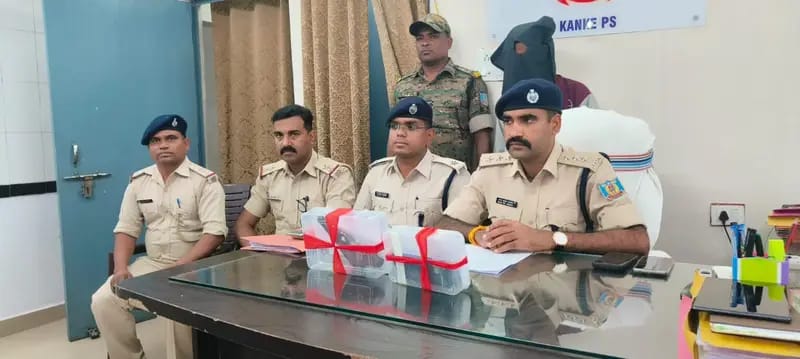 कांके थाना में प्रेस कॉन्फ्रेंस: संग्रामपुर ओवरब्रिज के पास हथियार के साथ युवक गिरफ्तार, दो किशोर भी पकड़े गए