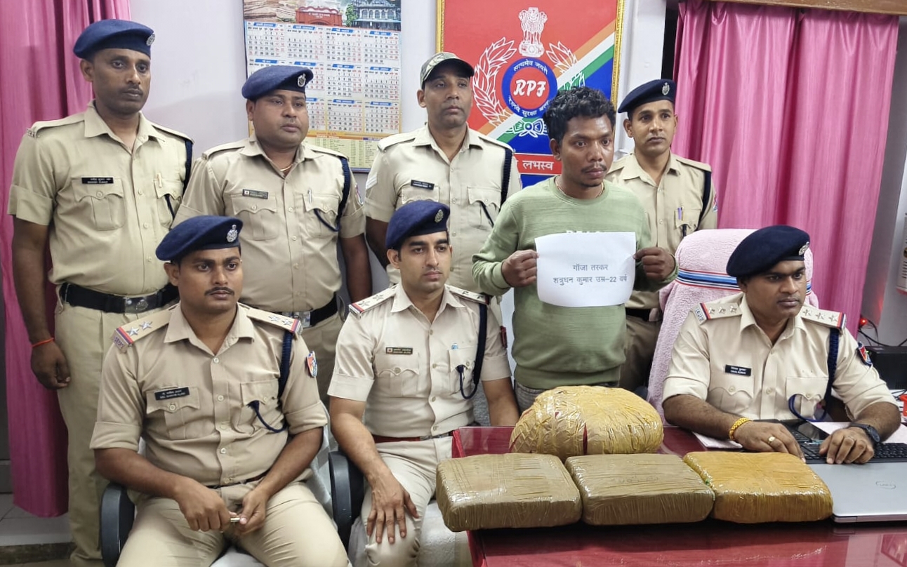 आरपीएफ गोमो की बड़ी कारवाई, पारसनाथ स्टेशन से 4.20 लाख का गांजा जब्त