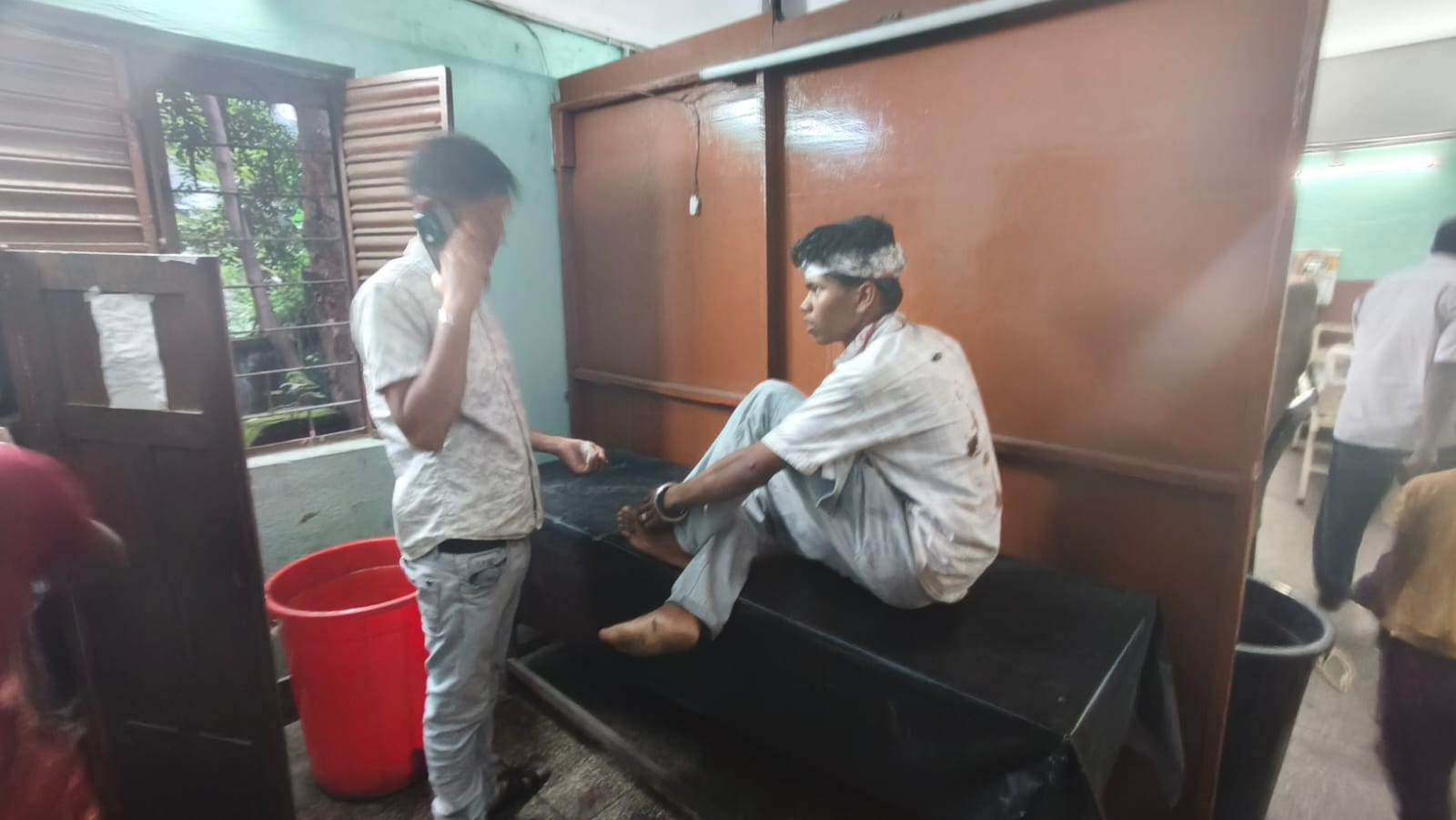 दो बाइकों की आमने सामने टक्कर, किशोरी समेत तीन घायल; पैर फ्रैक्चर होने पर किशोरी रेफर