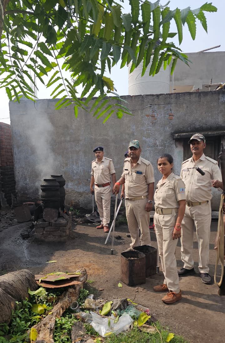 अवैध महुआ चुलाई शराब के विरुद्ध उत्पाद विभाग की बड़ी कार्रवाई, 300 लीटर शराब जब्त एवं 4,500 किलोग्राम जावा महुआ विनष्ट