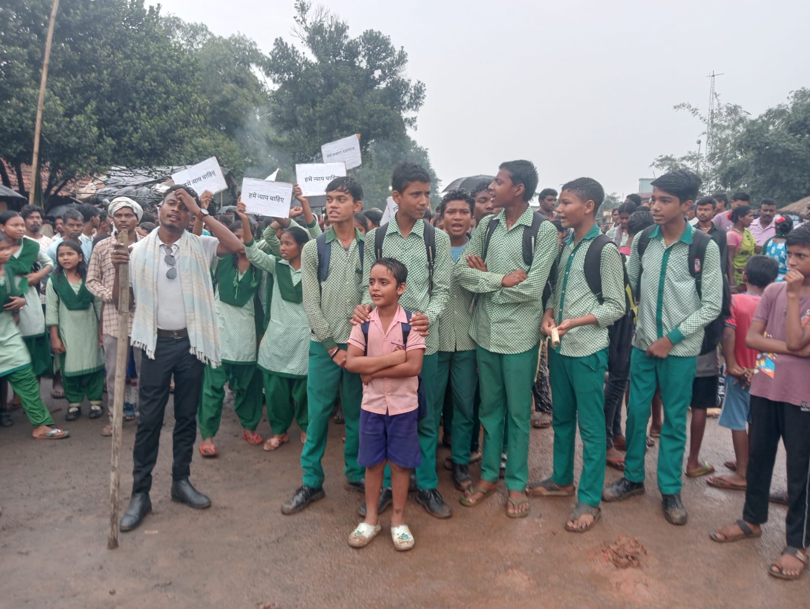 काठीकुंड में झाड़ियों से मिली नौवीं की छात्रा की लाश, न्याय की मांग पर दुमका-पाकुड़ मुख्य मार्ग जाम