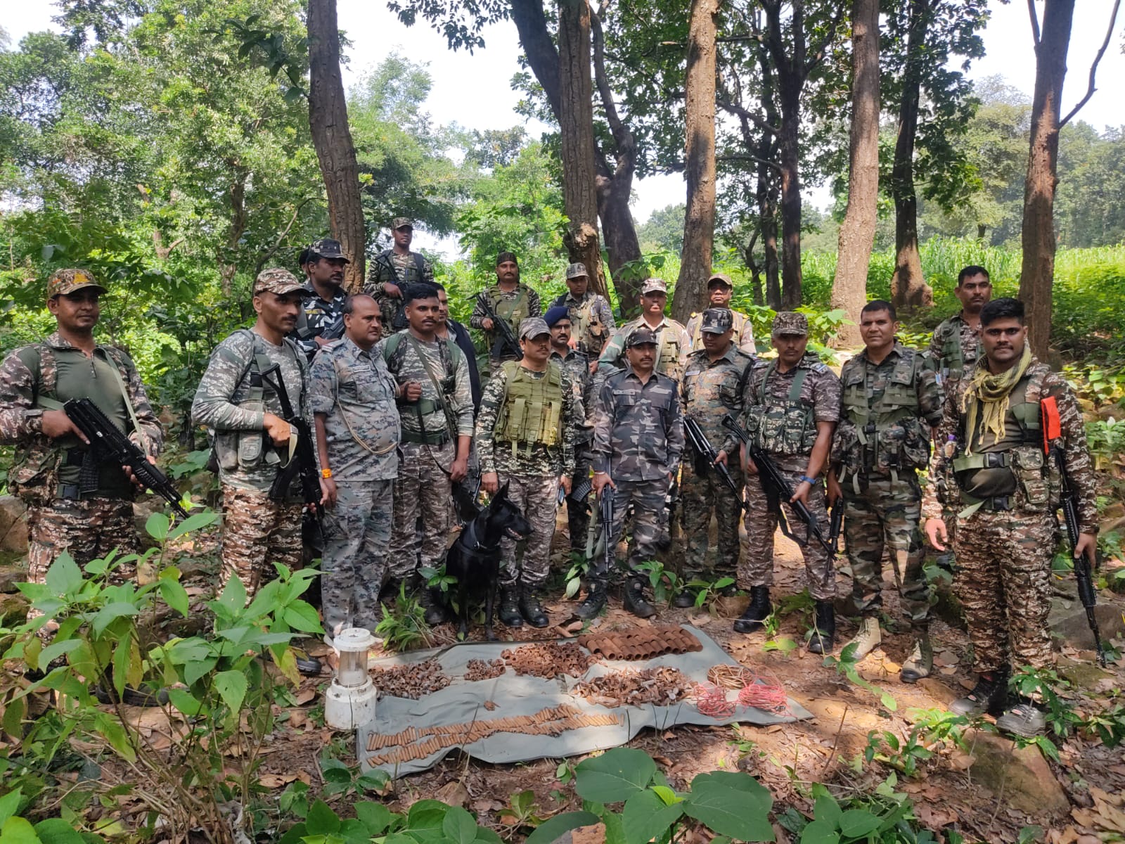 गिरिडीह पुलिस को नक्सल विरोधी अभियान में मिली बड़ी सफलता: पारसनाथ की तराई में सुरक्षाबलों का बड़ा ऑपरेशन, 5 किलो का केन बम और 38 ग्रेनेड शेल बरामद