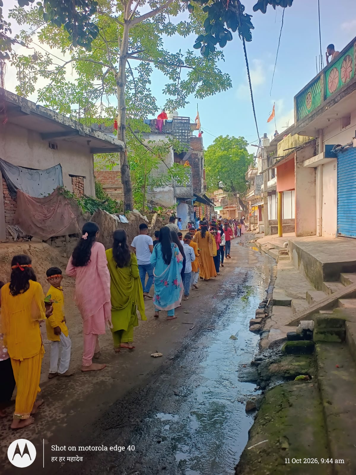 नवरात्र में भी बदहाली, गंदे पानी के बीच से गुजरी कलश यात्रा