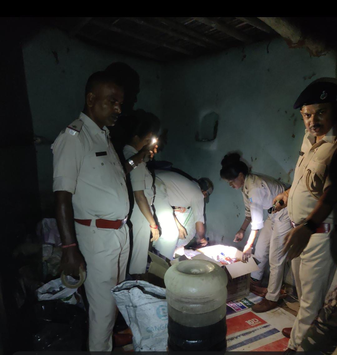 गिरिडीह-देवघर में संयुक्त छापेमारी, अवैध विदेशी शराब की मिनी फैक्ट्री का खुलासा; 300 लीटर शराब जब्त