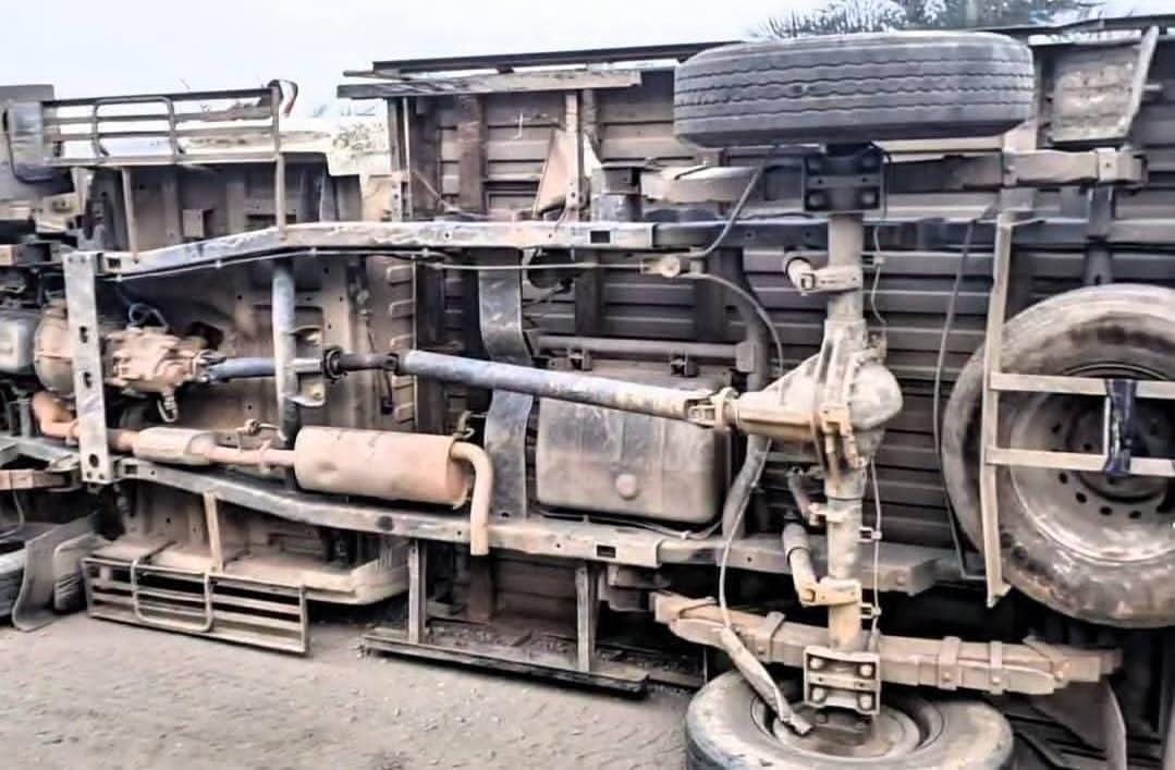 NH-22 पर गड्ढों का जाल, पाखा पुल के पास पलटी पिकअप; बाल-बाल बचे चालक और उपचालक