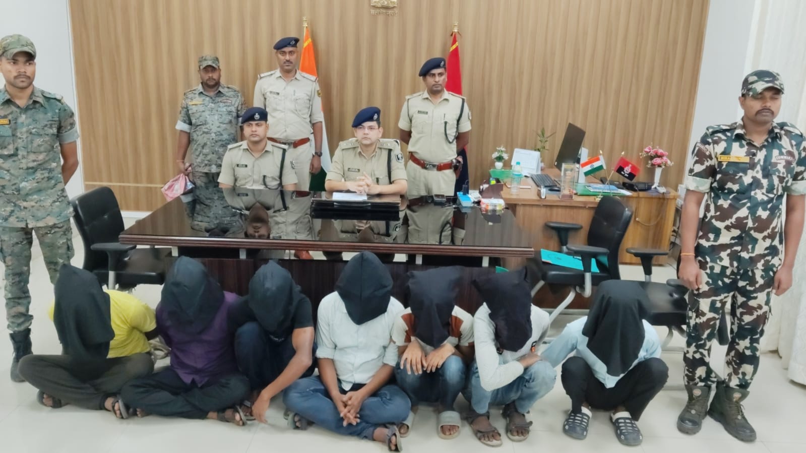 जमालपुर के रेलवे क्वार्टर खलासी मुहल्ला में मादक पदार्थ का गुप्त अड्डा ध्वस्त, 7 तस्कर गिरफ्तार; 8.92 ग्राम स्मैक बरामद