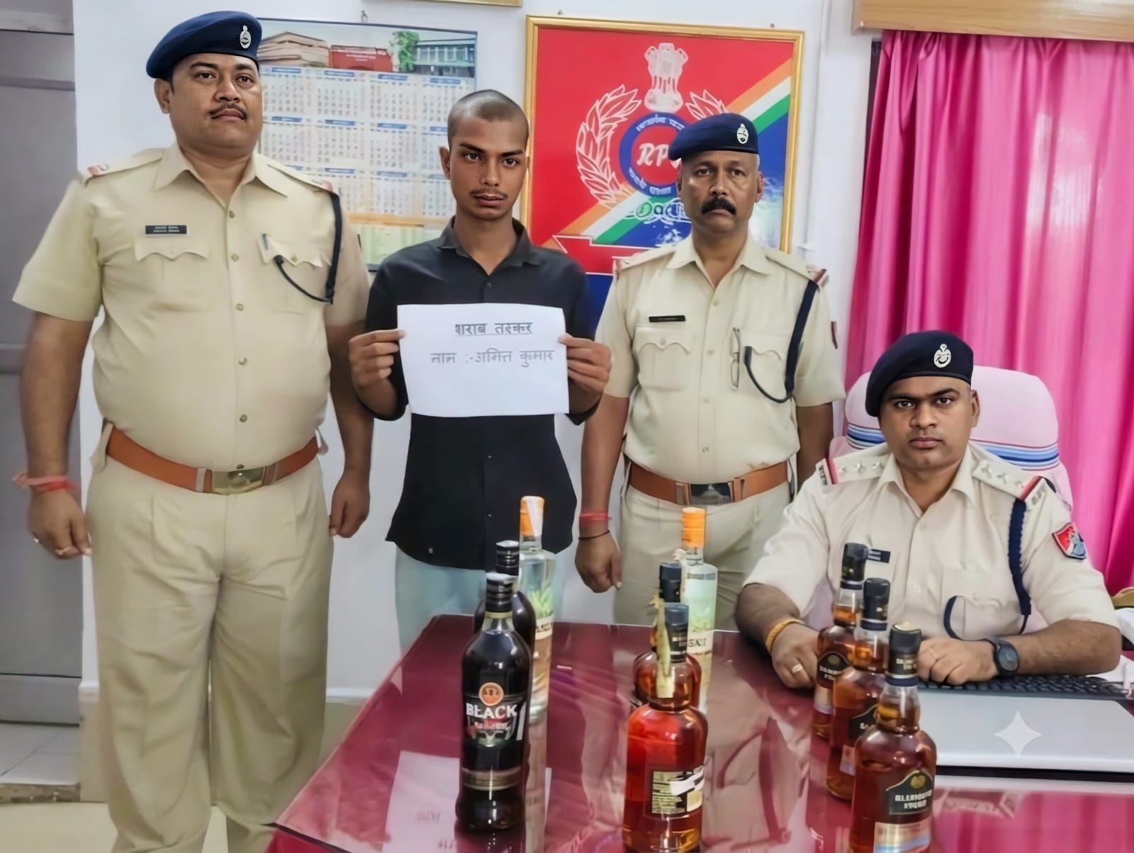 दुर्गापूजा के मद्देनजर गोमो RPF की विशेष गश्त, पारसनाथ स्टेशन पर शराब जब्त