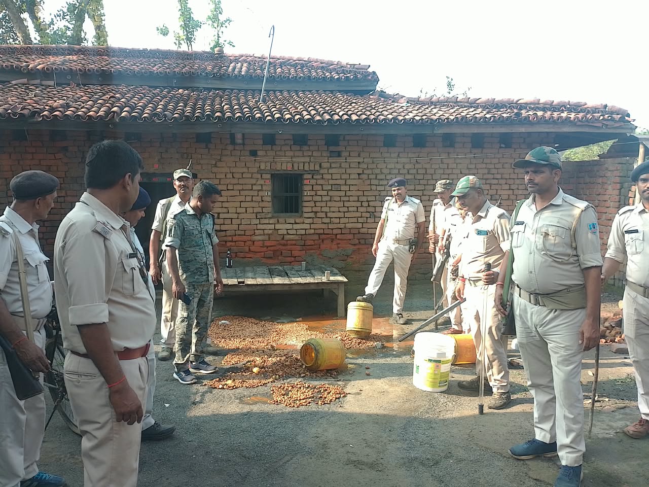 अवैध महुआ चुलाई शराब के विरुद्ध उत्पाद विभाग की बड़ी कार्रवाई, 400 लीटर अवैध शराब जब्त एवं 4500 किलोग्राम जावा महुआ विनष्ट