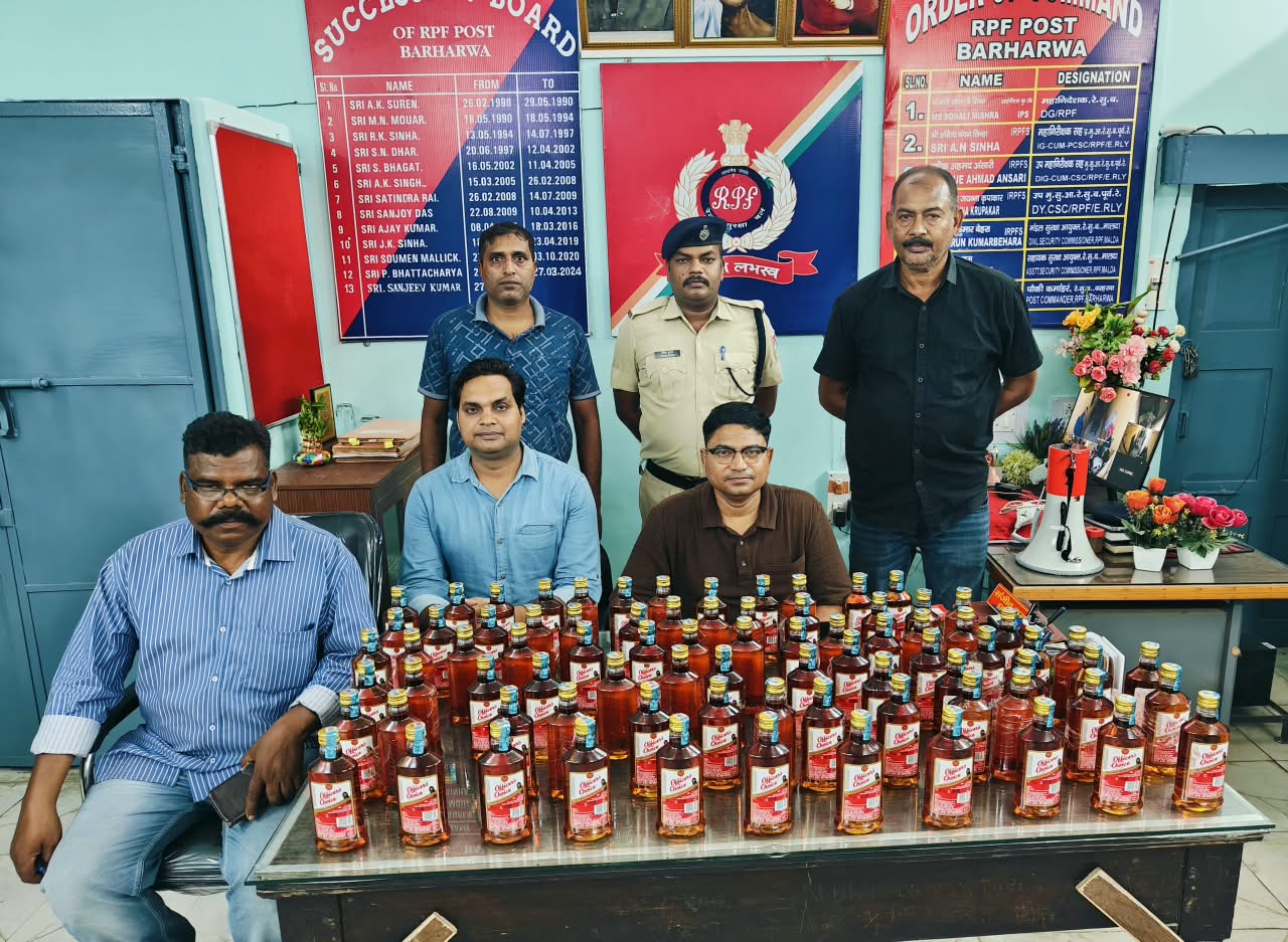 फरक्का एक्सप्रेस के टॉयलेट के रूफ प्रोटेक्टर में छिपाकर ले जाई जा रही 81 बोतल विदेशी शराब बरामद
