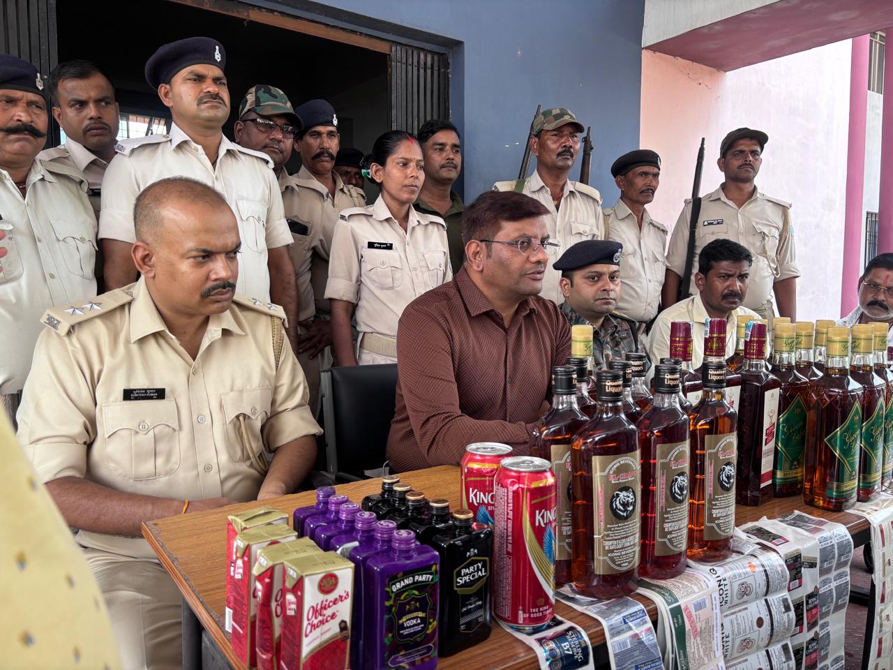 गिरिडीह में अवैध विदेशी शराब की बड़ी फैक्ट्री का उद्भेदन, करीब 7,200 लीटर तैयार शराब समेत भारी मात्रा में सामग्री जब्त