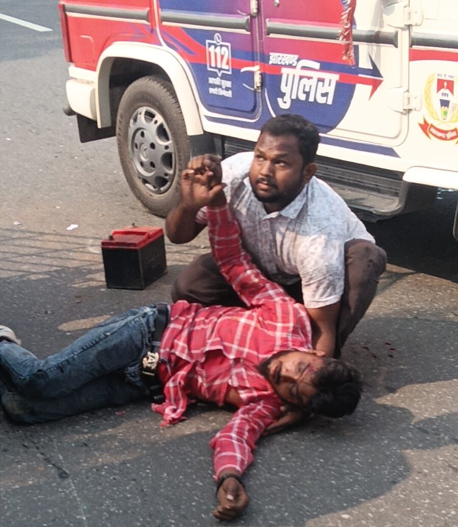 जामुखांडी में अनियंत्रित होकर पलटा टेंपो, एक युवक की दर्दनाक मौत, दूसरा घायल