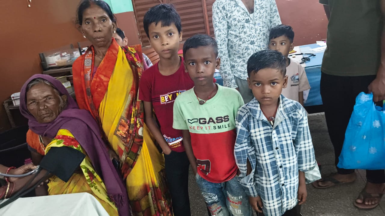मधुमक्खियों के काटने से छह वर्षीय बच्चे की मौत, चार अन्य घायल