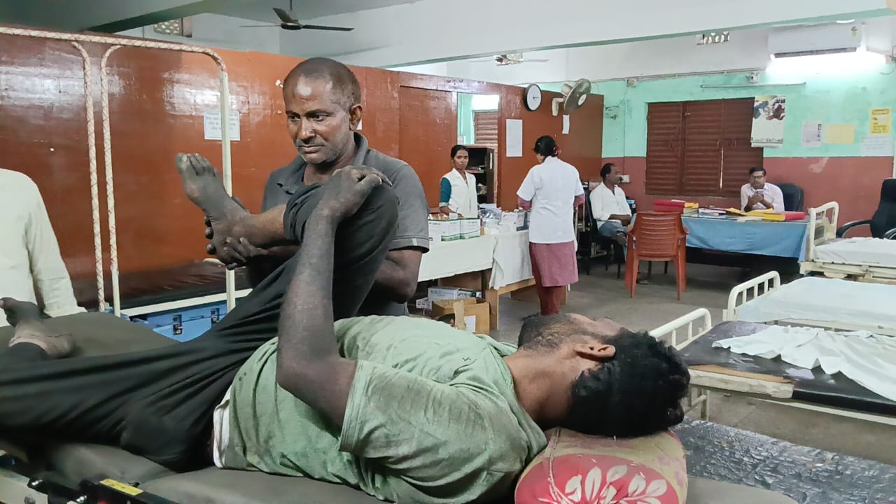 ट्रक के केविन से गिरकर उपचालक घायल, रिफर