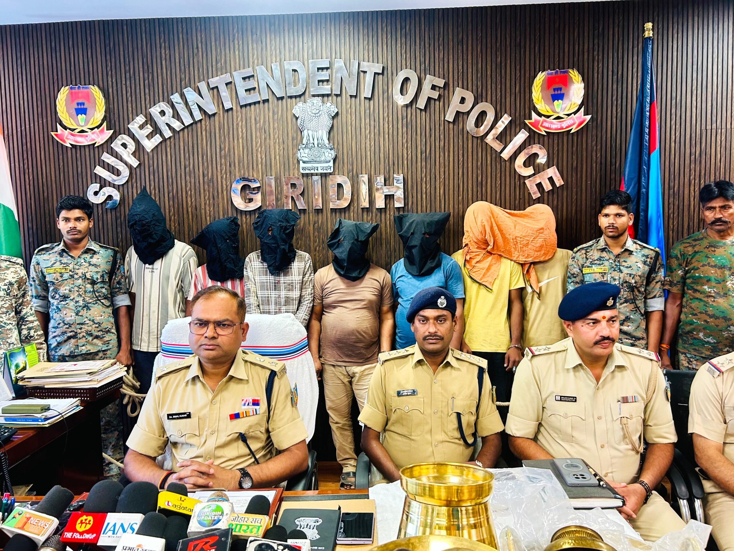 गिरिडीह में चोरी करने वाले गिरोह का भंडाफोड़, सात आरोपी गिरफ्तार; 13 मामलों का खुलासा