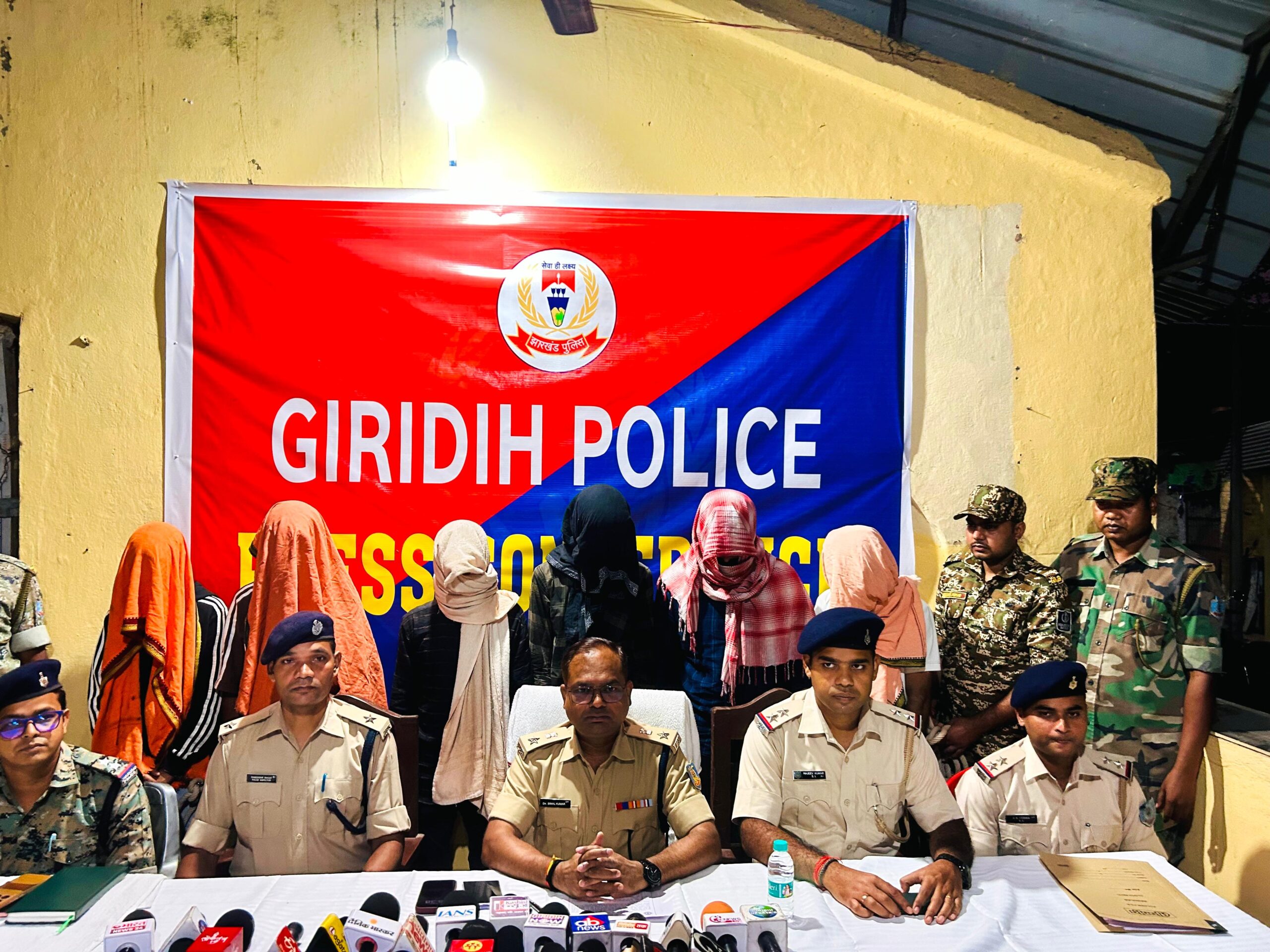 गिरिडीह पुलिस को मिली बड़ी कामयाबी: ट्रकों से बैटरी चोरी करने वाले 6 शातिर चोर गिरफ्तार, 24 बैटरी और 7 एसी यूनिट बरामद