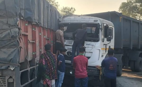 हिरणपुर में ट्रक और खाली ट्रेलर की जोरदार टक्कर, चालक घायल