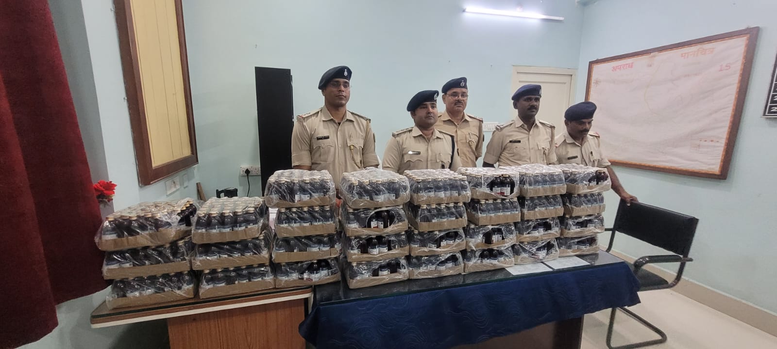 बरहेट थाना पुलिस ने गुप्त सूचना के आधार पर कार्रवाई करते हुए भारी मात्रा में अवैध कफ सिरप और एक कार जब्त किया