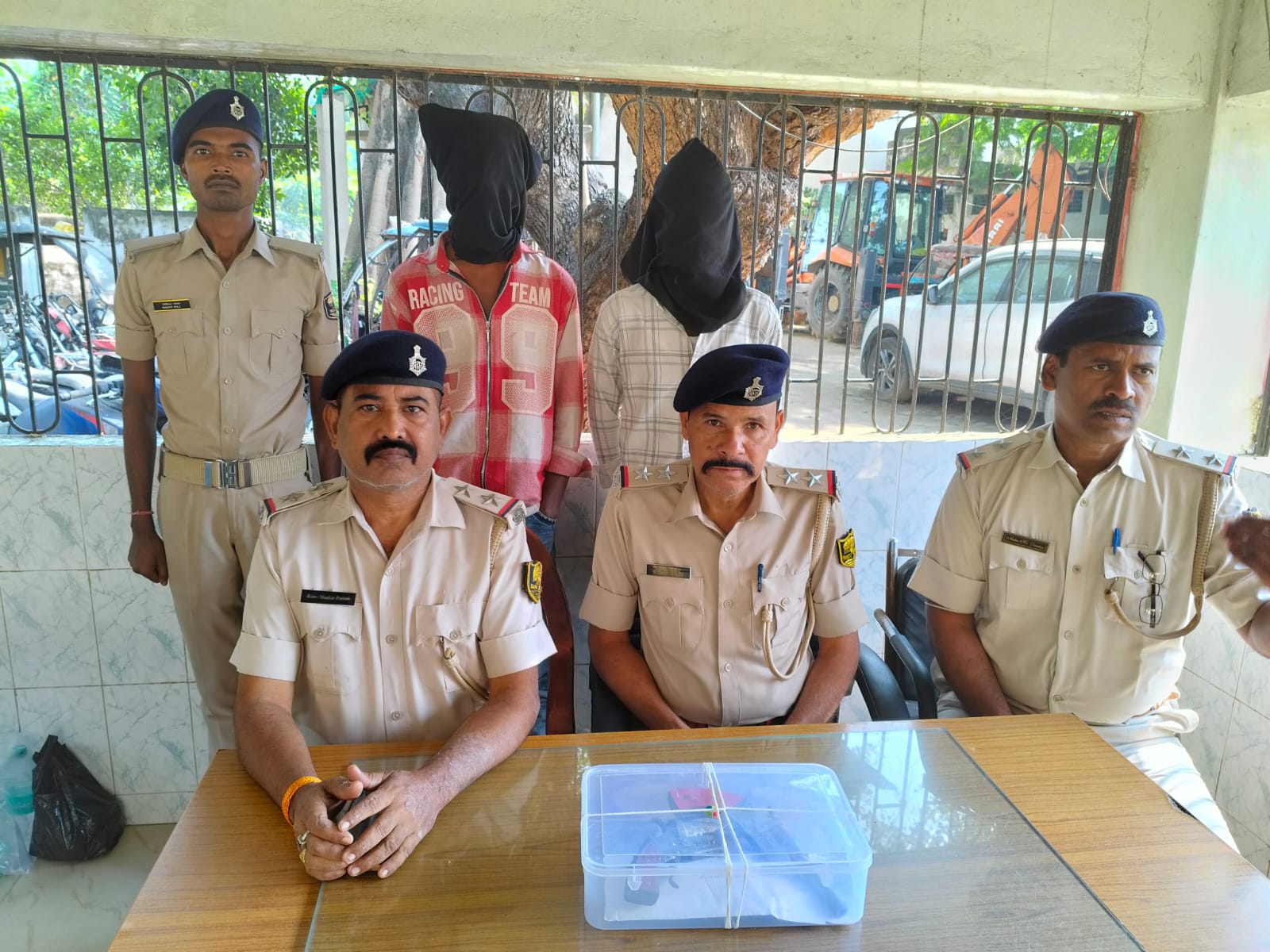 मुंगेर में रात के अंधेरे में पुलिस का एक्शन, देसी कट्टा के साथ दो बदमाश गिरफ्तार