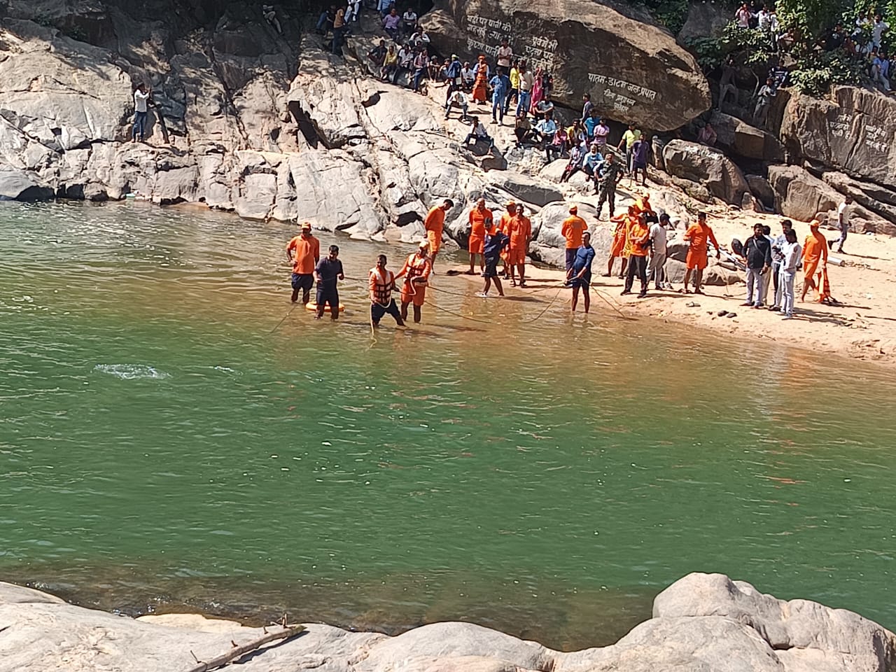 डाटम पातम जलप्रपात से निकला दो युवकों का शव,परिजनों की चीख पुकार से गमगीन हुआ माहौल