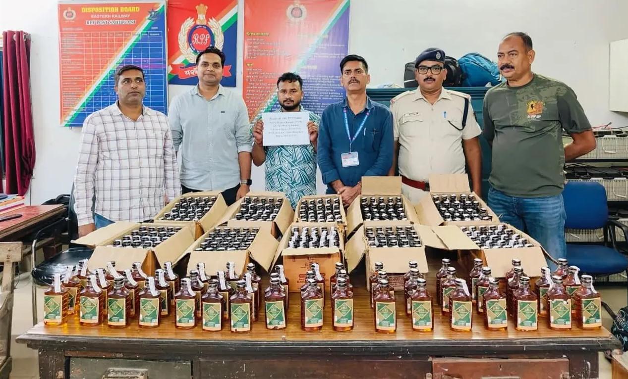 तालझारी स्टेशन पर ट्रेन से 300 बोतल अवैध देशी शराब बरामद, एक गिरफ्तार; दो तस्कर फरार