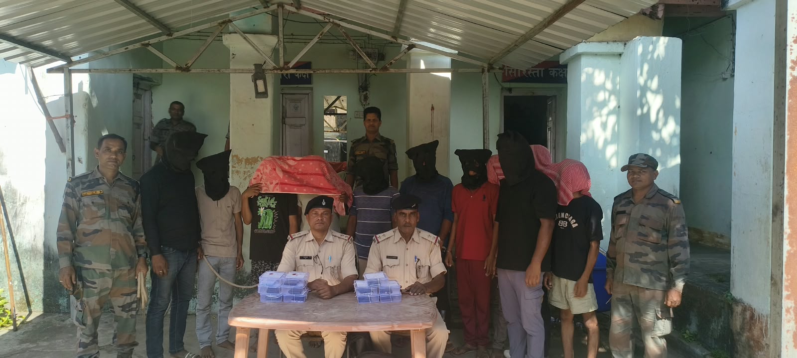 देवघर पुलिस को बड़ी सफलता, 11 साइबर अपराधी गिरफ्तार, 12 मोबाइल और 14 सिम कार्ड बरामद