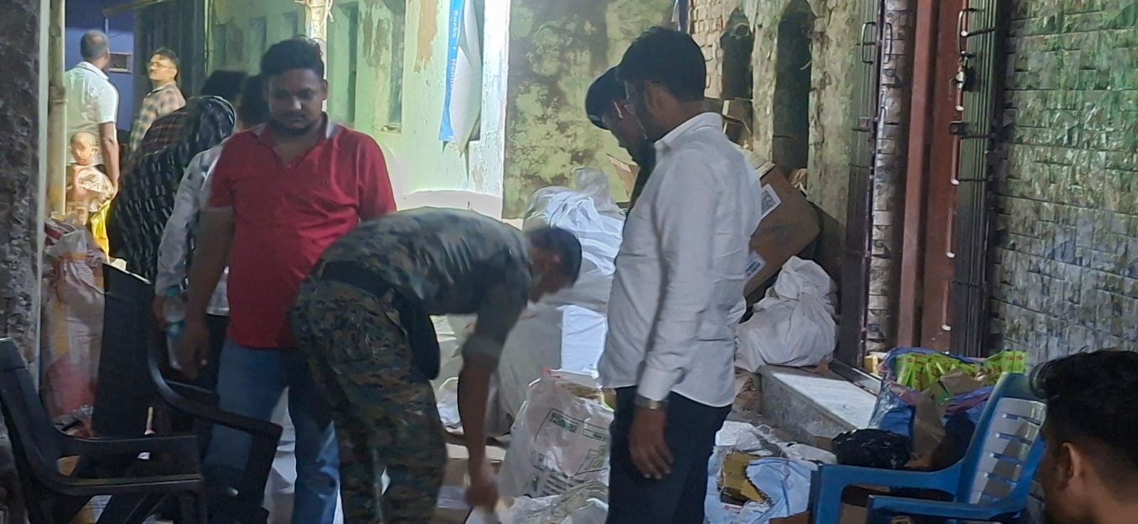 जमालपुर में पटाखा माफिया पर शिकंजा, गोदाम से कई बोरियों में अवैध पटाखे बरामद, मात्रा और कीमत पर पुलिस मौन