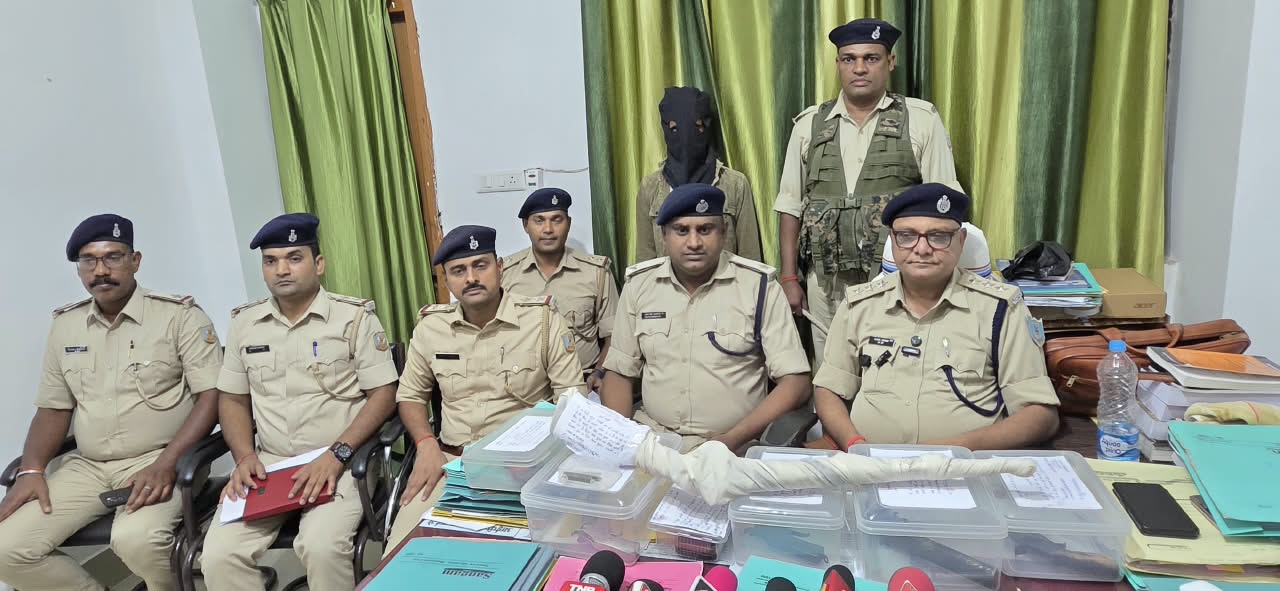 साहिबगंज पुलिस की बड़ी कार्रवाई: 5 अवैध हथियार और कारतूस के साथ तस्कर गिरफ्तार