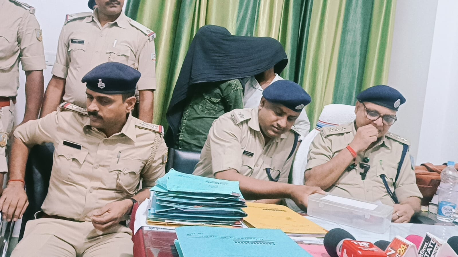 साहिबगंज में मुफस्सिल थाना पुलिस की बड़ी कार्रवाई: गश्ती के दौरान देशी कट्टा और मोबाइल के साथ दो युवक गिरफ्तार