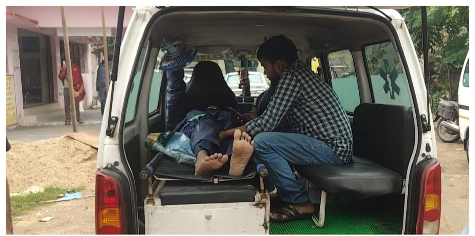 चाचा के अंतिम संस्कार में जा रहे दंपति की बाइक को कार ने मारी टक्कर, दोनों घायल