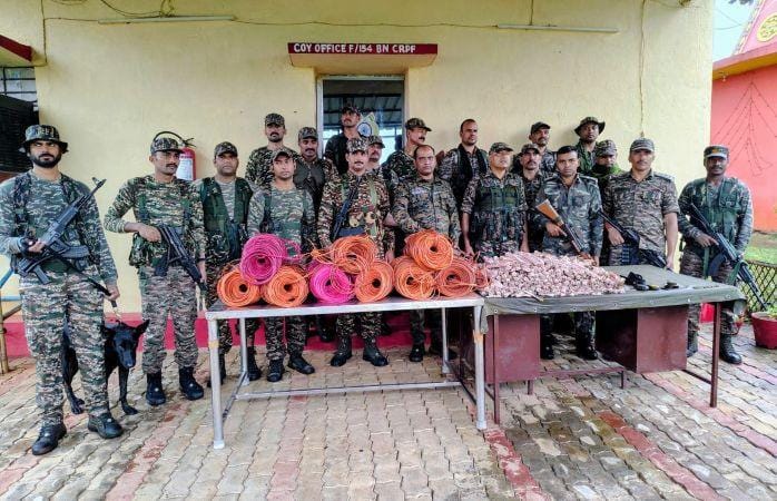 गिरिडीह में सुरक्षाबलों की बड़ी सफलता, पारसनाथ से भारी विस्फोटक सामग्री बरामद