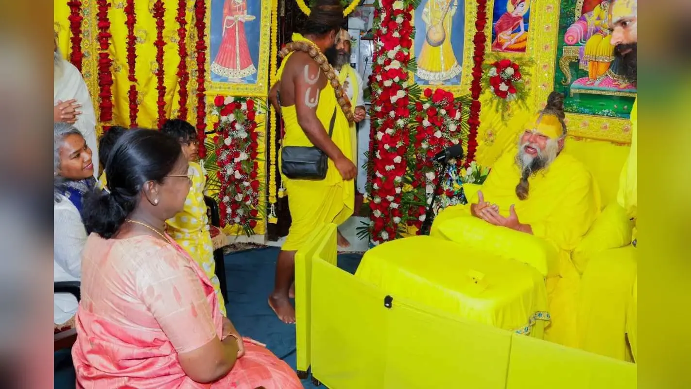 राष्ट्रपति संत प्रेमानंद से मिलीं, हाथ जोड़कर प्रणाम किया