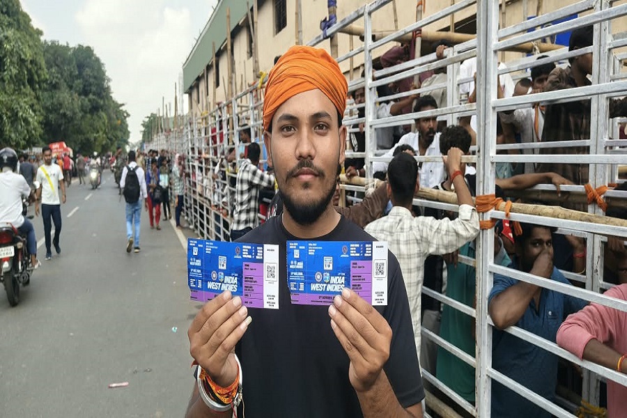 भारत-वेस्टइंडीज T20 का ऐसा क्रेज, टिकट के लिए रातभर रांची स्टेडियम के बाहर डटे फैन्स