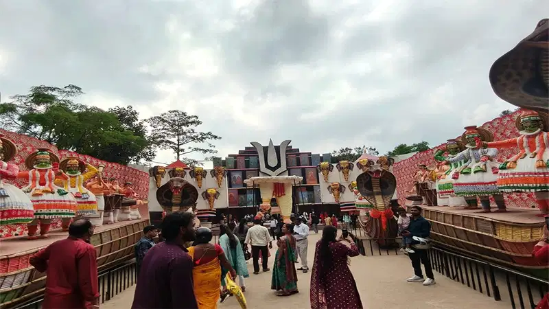 बारिश से बेपटरी हुई दुर्गा पूजा की रौनक, पंडालों की चमक फीकी पड़ी और दुकानदारों की उम्मीदों पर फिरा पानी
