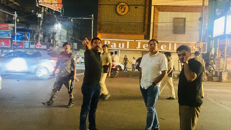 दुर्गा पूजा को लेकर रांची पुलिस अलर्ट, SSP राकेश रंजन ने देर रात पूजा पंडालों का किया निरीक्षण